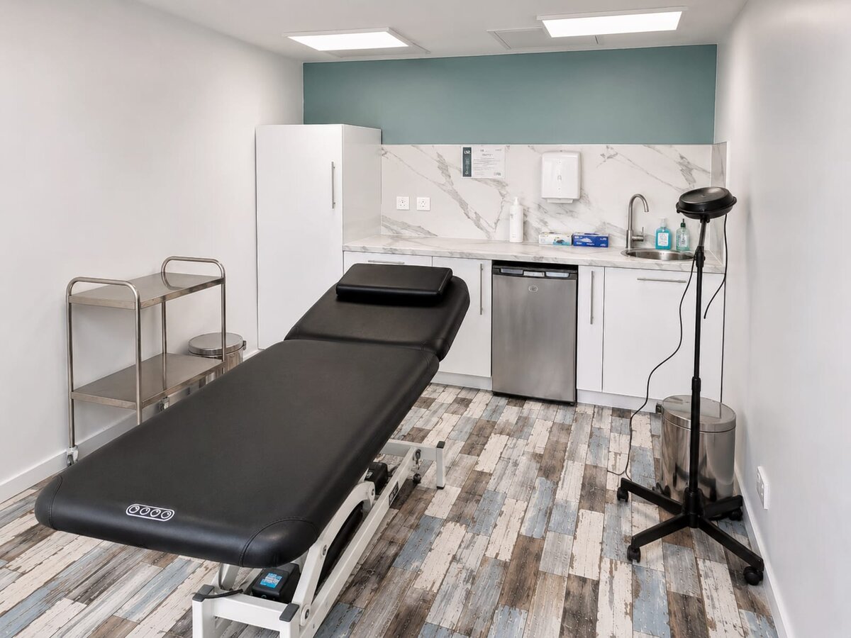 Cabine de dermopigmentation de Myst Hair, table de soin et ambiance clinique