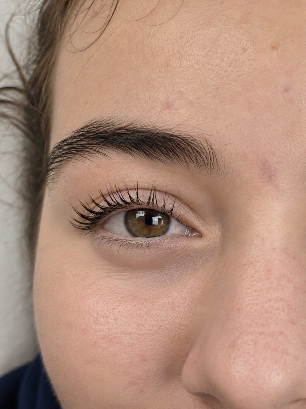 Cils naturels recourbés après un rehaussement