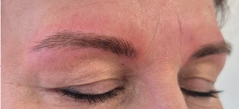 Sourcils redessinés en dermopigmentation, rendu dense et naturel